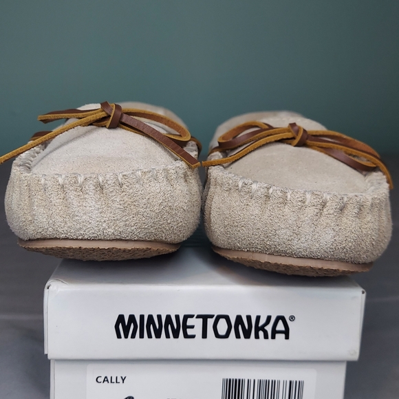 Minnetonka Stone Suede Moccasins Women's Size 6 Or Girls 4.5 NWT - Picture 2 of 8